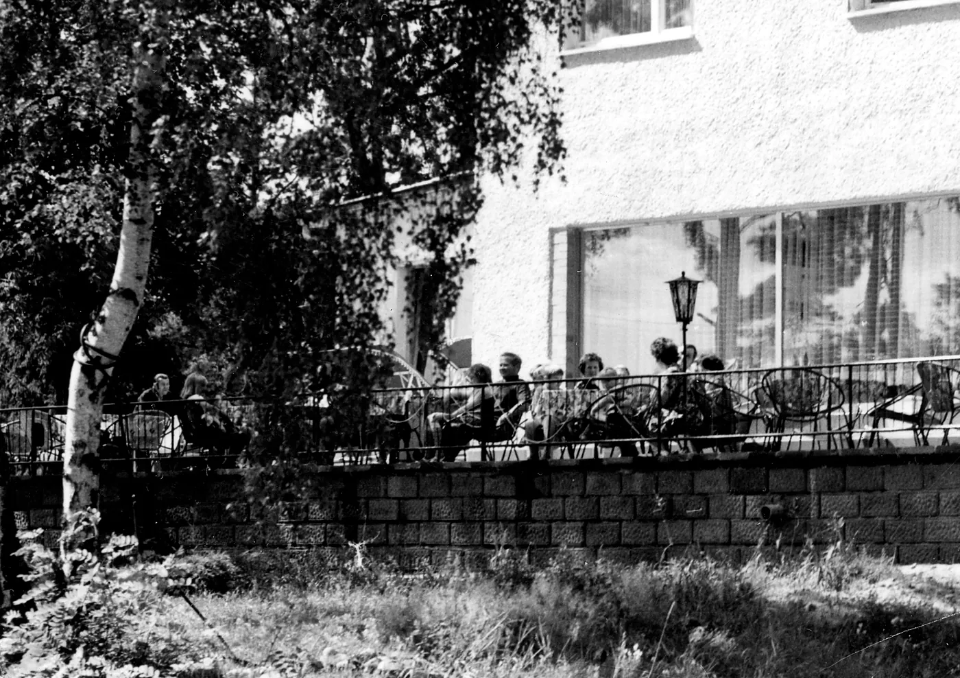 Gäste auf der Terrasse, 1977