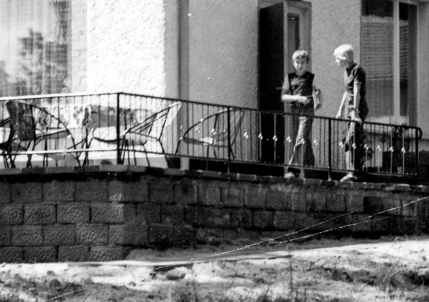 Zwei Jugendliche auf der Terrasse, 1977